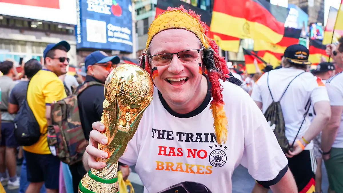 Fans-aus-Deutschland-und-Ecuador-feiern-friedlich-zusammen-vor-dem-Gruppenspiel-auf-dem-Times-Square-Deutscher-Fan-erinnert-daran-dass-der-Zug-zum-Titel-keine-Bremsen-hat-New-York-24-06-2026-Times-Square-Fan-Aufmarsch-vor-Deutschland-gegen-Ecuador-Fans-from-Germany-and-Ecuador-celebrate-peacefully-together-in-Times-Square-ahead-of-the-group-stage-match-a-German-fan-reminds-everyone-that-the-teams-run-toward-the-title-is-unstoppable-New-York-June-24-2026-Fan-gathering-in-Times-Square-ahead-of-Germany-vs