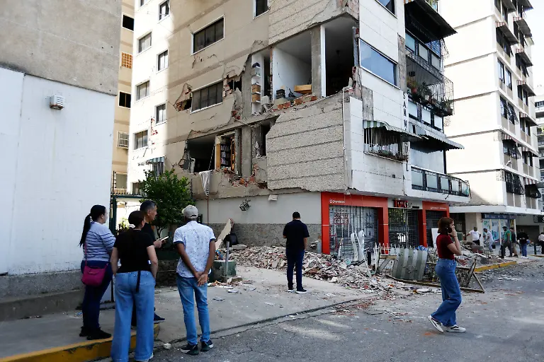 People-gather-next-to-a-damaged-building-after-earthquakes-hit-the-country-in-Caracas-Venezuela-June-25-2026