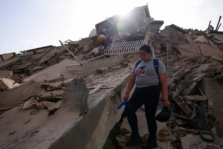 A-woman-reacts-amid-the-rubble-of-a-building-after-earthquakes-hit-the-country-in-La-Guaira-Venezuela-June-25-2026