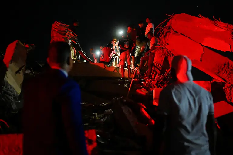 People-gather-as-emergency-workers-and-residents-search-for-victims-after-earthquakes-in-La-Guaira-Venezuela-June-25-2026
