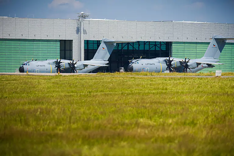 Transportflugzeuge-vom-Typ-Airbus-A400M-der-Luftwaffe-stehen-auf-dem-Fliegerhorst-Wunstorf-in-der-Region-Hannover-Nach-schweren-Erdbeben-in-Venezuela-bietet-Deutschland-Unterstuetzung-an