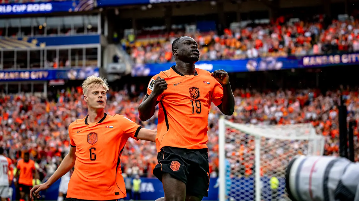 KANSAS-CITY-Brian-Brobbey-of-the-Netherlands-celebrates-the-2-0-Jan-Paul-van-Hecke-of-the-Netherlands-during-the-2026-World-Cup-at-Arrowhead-Stadium-on-June-25-2026-in-Kansas-City-United-States