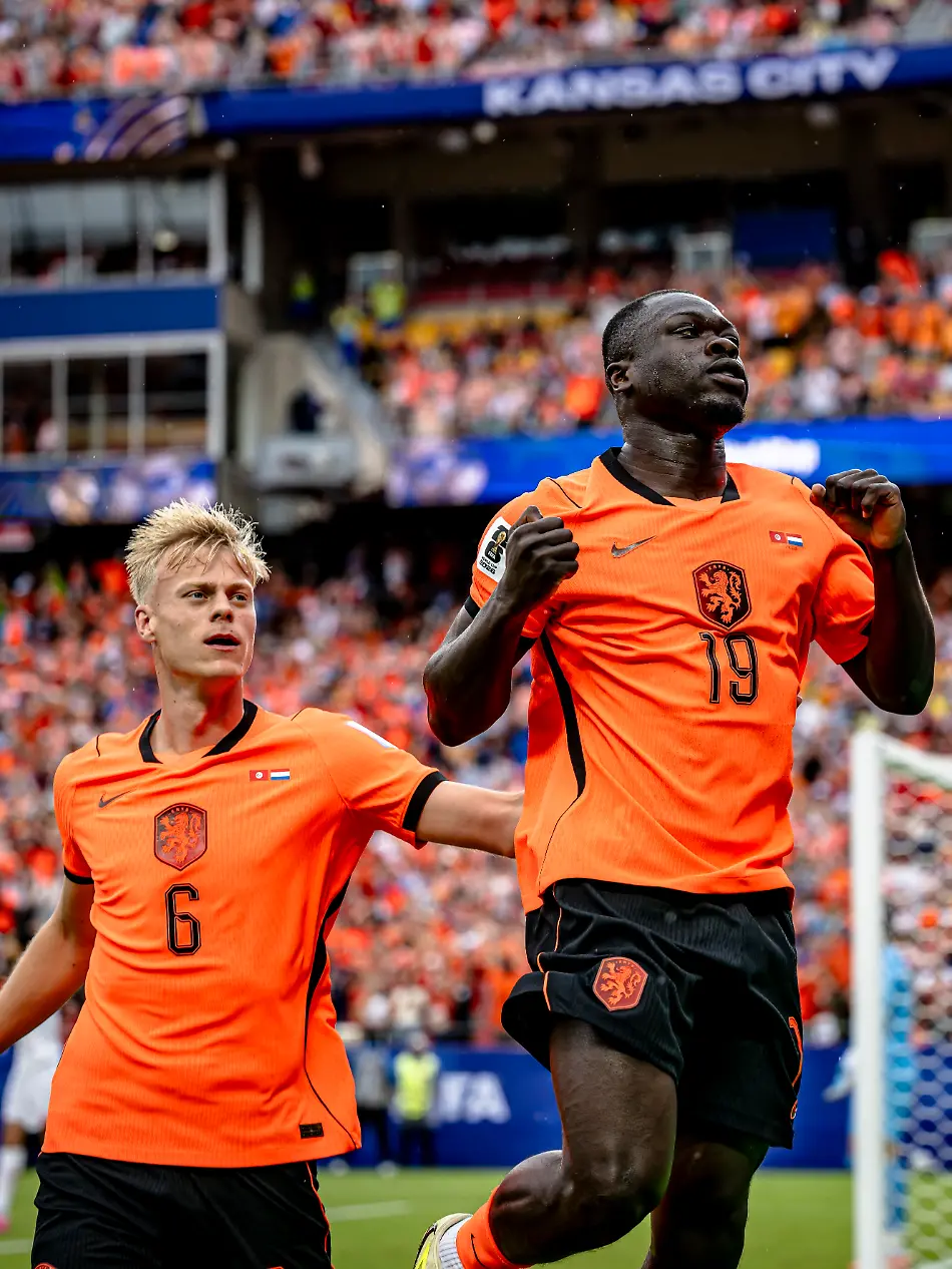 KANSAS-CITY-Brian-Brobbey-of-the-Netherlands-celebrates-the-2-0-Jan-Paul-van-Hecke-of-the-Netherlands-during-the-2026-World-Cup-at-Arrowhead-Stadium-on-June-25-2026-in-Kansas-City-United-States