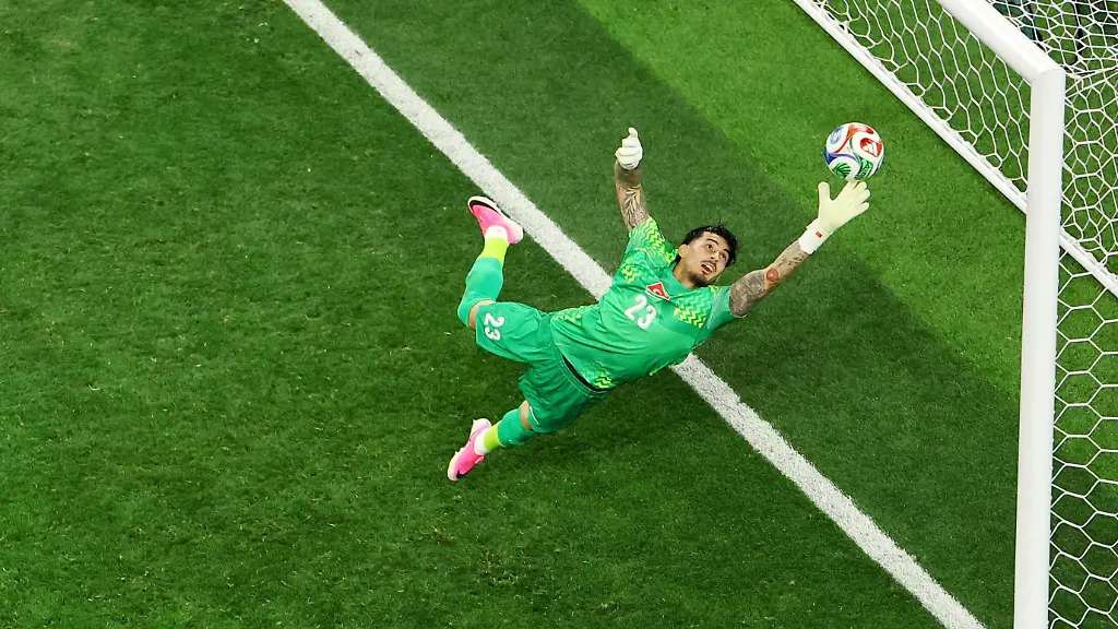 Soccer-Football-FIFA-World-Cup-2026-Group-D-Turkey-v-United-States-Los-Angeles-Stadium-Inglewood-California-U-S-June-25-2026-Turkey-s-Ugurcan-Cakir-in-action-as-he-makes-a-save-from-Christian-Pulisic-of-the-U-S