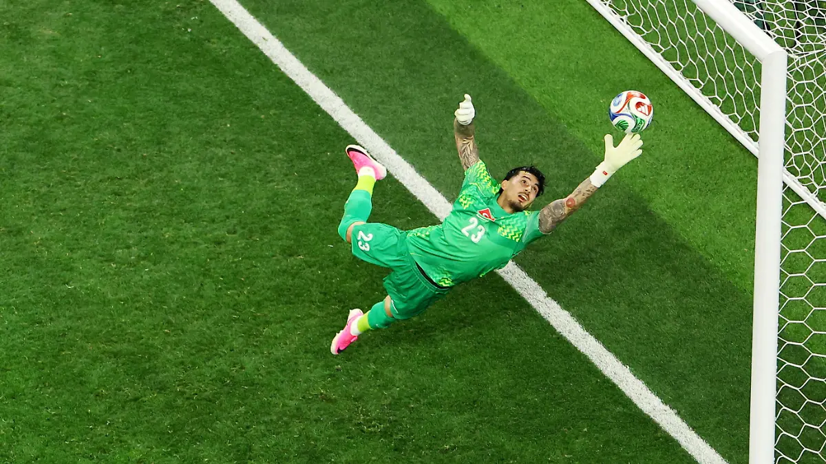Soccer-Football-FIFA-World-Cup-2026-Group-D-Turkey-v-United-States-Los-Angeles-Stadium-Inglewood-California-U-S-June-25-2026-Turkey-s-Ugurcan-Cakir-in-action-as-he-makes-a-save-from-Christian-Pulisic-of-the-U-S