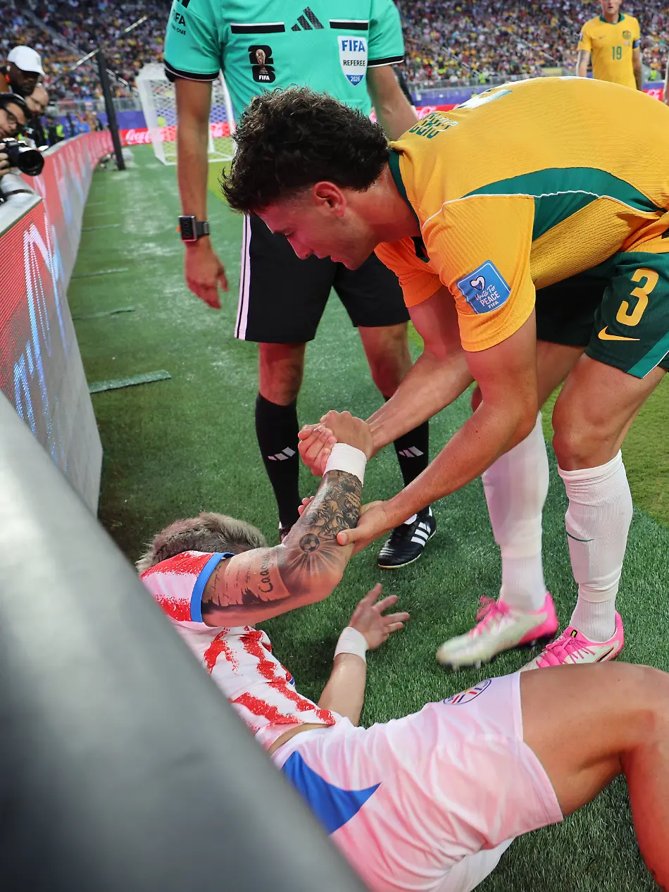Julio-Enciso-below-of-Paraguay-receives-help-from-Alessandro-Circati-of-Australia-during-the-FIFA-World-Cup-WM-Weltmeisterschaft-Fussball-2026-Group-D-match-between-Paraguay-and-Australia-at-Levi-s-stadium-in-Santa-Clara-California-United-States-25-June-2025-FIFA-World-Cup-2026-Group-D-Paraguay-vs
