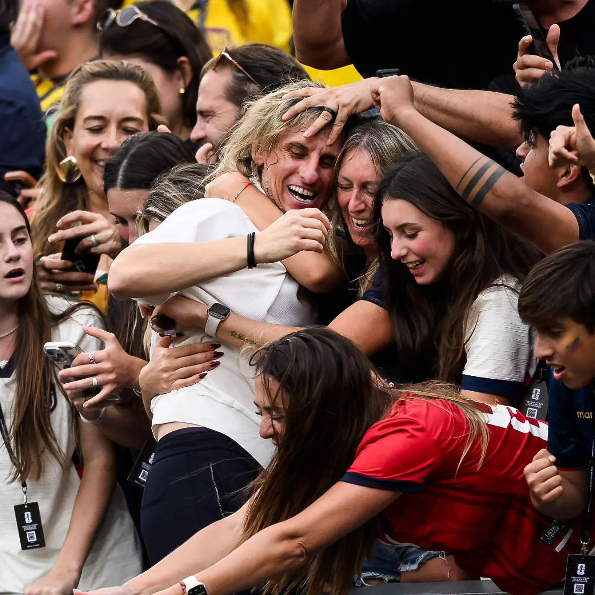 Ecuador-v-Germany-FIFA-World-Cup-WM-Weltmeisterschaft-Fussball-2026-Sebastian-Beccacece-head-coach-of-Ecuador-celebrates-with-fans-at-the-end-of-the-FIFA-World-Cup-2026-Group-E-football-match-between-Ecuador-and-Germany