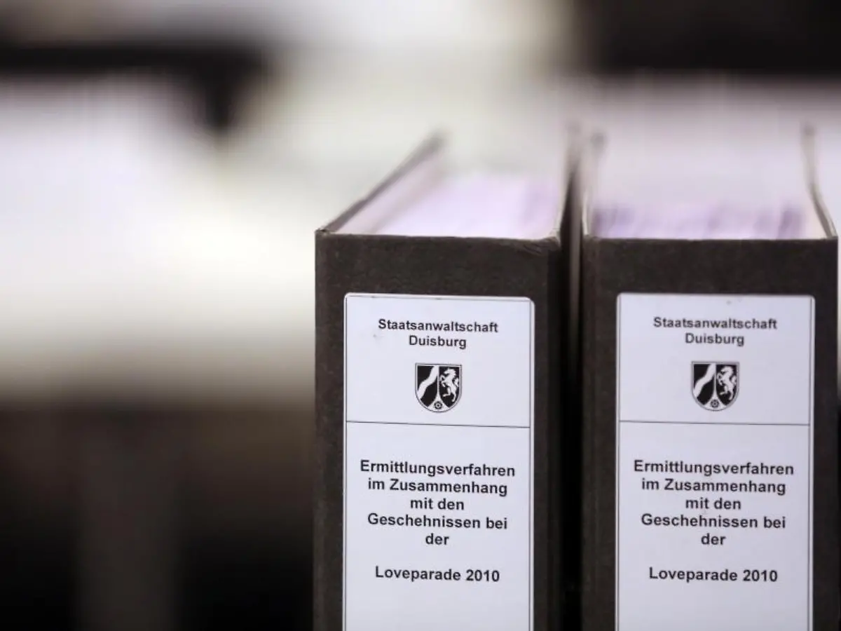 Gerichtsakten-zum-Loveparade-Prozess-stehen-bei-einer-Gerichtsverhandlung-auf-einem-Tisch