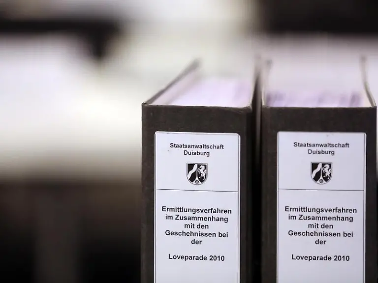 Gerichtsakten-zum-Loveparade-Prozess-stehen-bei-einer-Gerichtsverhandlung-auf-einem-Tisch