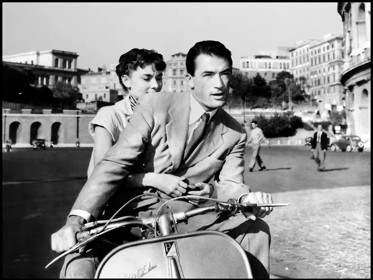 COLLECTION-CHRISTOPHEL-Paramount-VACANCES-ROMAINES-ROMAN-HOLIDAY-de-William-Wyler-1953-USA-sur-un-scnario-de-Dalton-Trumbo-Audrey-Hepburn-et-Gregory-Peck-couple-d-amoureux-sur-un-scooter-Rome-Italie-Piaggio-Vespa