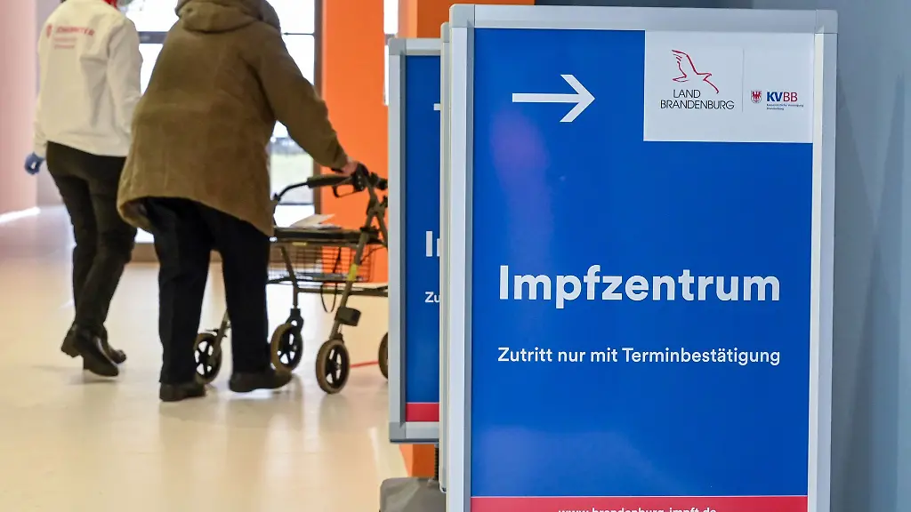 Mehrere-Fachleute-haben-sich-vor-der-Enquete-Kommission-des-Brandenburger-Landtags-zu-Erfahrungen-aus-den-Corona-Impfungen-geaeussert