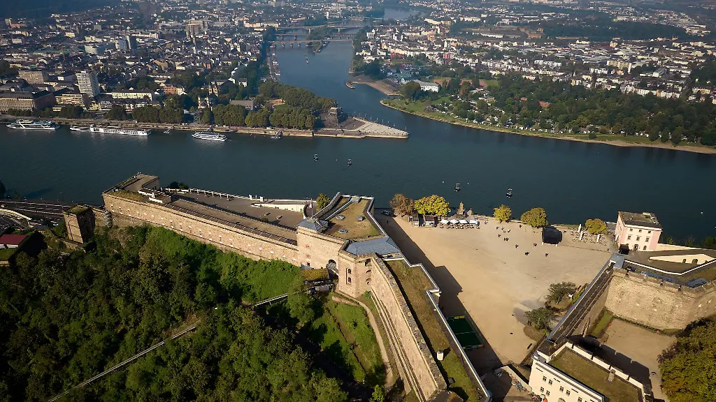 Am-Deutschen-Eck-in-Koblenz-fliesst-die-Mosel-in-den-Rhein-genau-dort-ist-die-Wassertemperatur-derzeit-besonders-hoch