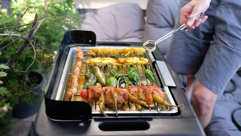 Grillfreunde-sollten-auf-dem-Balkon-lieber-Gas-oder-Elektrogrills-nutzen