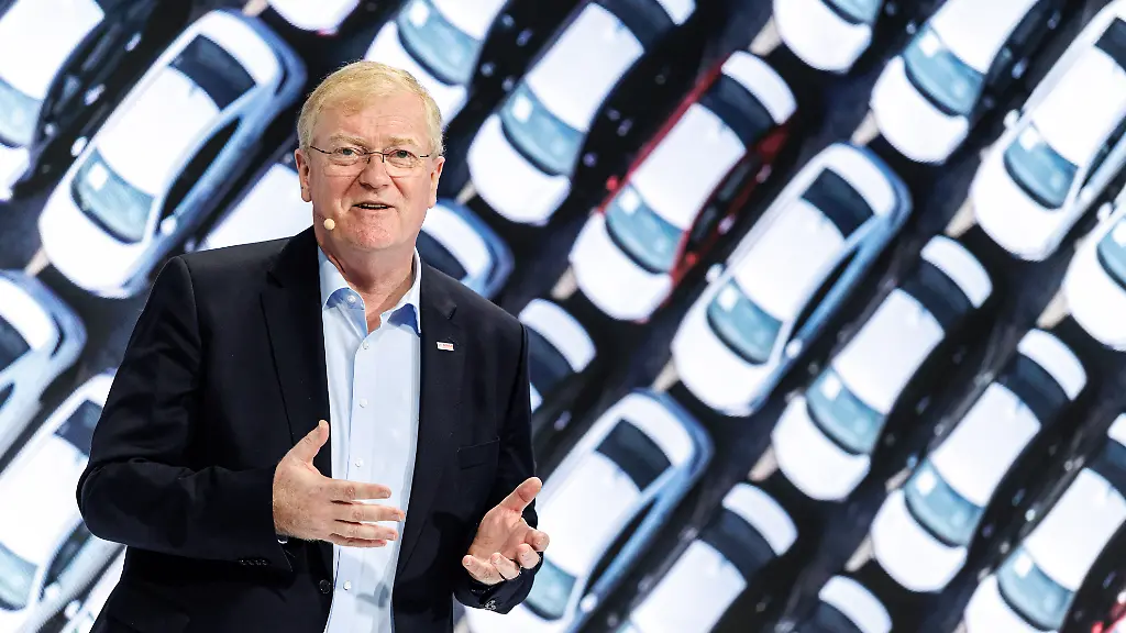 Stefan-Hartung-Vorsitzender-der-Geschaeftsfuehrung-der-Robert-Bosch-GmbH-sowie-Gesellschafter-der-Robert-Bosch-Industrietreuhand-KG-spricht-am-08-09-2025-bei-einer-Praesentation-der-Marke-Bosch-beim-Pressetag-der-Auto-und-Verkehrsmesse-IAA-IAA-Mobility-Internationale-Automobil-Ausstellung-am-Stand-vom-Unternehmen-in-einer-Halle-der-Messe-Muenchen-Bayern-Deutschland-Bosch-ist-ein-deutscher-Technologiekonzern-mit-Sitz-in-Stuttgart-der-unter-anderem-als-Automobilzulieferer-als-Hersteller-von-Industrietechnik-von-Gebrauchsguetern-Elektrowerkzeuge-Haushaltsgeraete-sowie-von-Energie-und-Gebaeudetechnik-taetig-ist