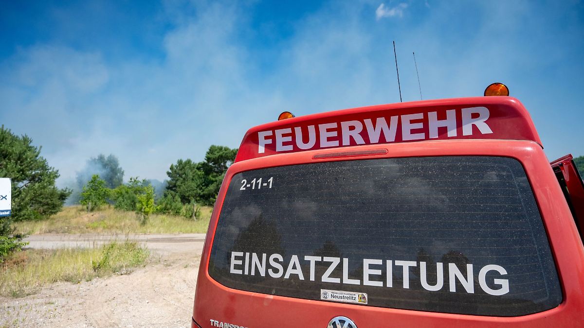 Großbrand bei Neustrelitz - Stromleitung abgeschaltet