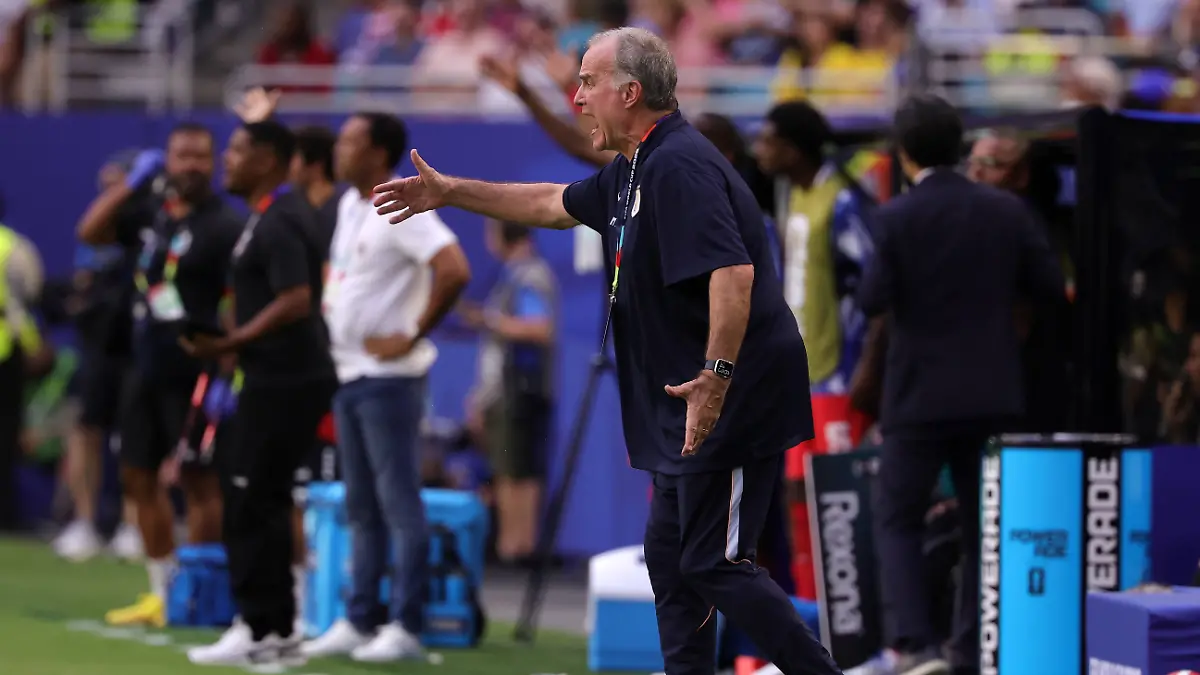 FIFA-World-Cup-WM-Weltmeisterschaft-Fussball-2026-Group-H-Uruguay-vs-Cape-Verde-Uruguay-s-head-coach-Marcelo-Bielsa-gestures-during-the-FIFA-World-Cup-2026-group-stage-match-Uruguay-against-Cape-Verde-in-Miami-Florida-USA-21-June-2026