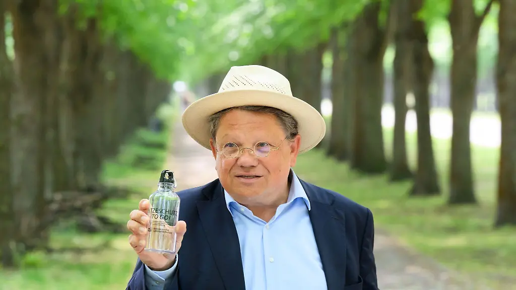 Gesundheitsminister-Andreas-Philippi-beim-Hitzeaktionstag-vor-einem-Jahr-mit-Trinkflasche-und-Sonnenhut