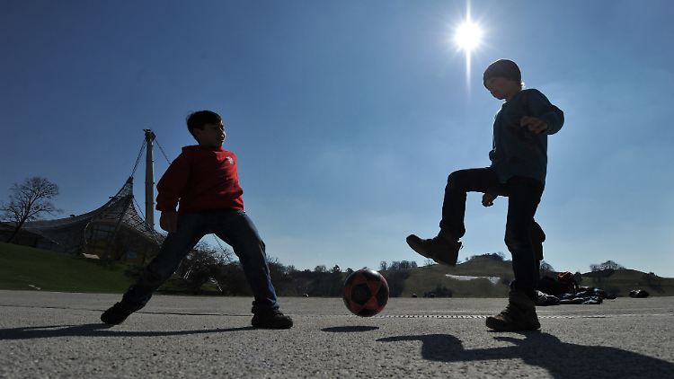Testosteron macht Jungen aktiv.