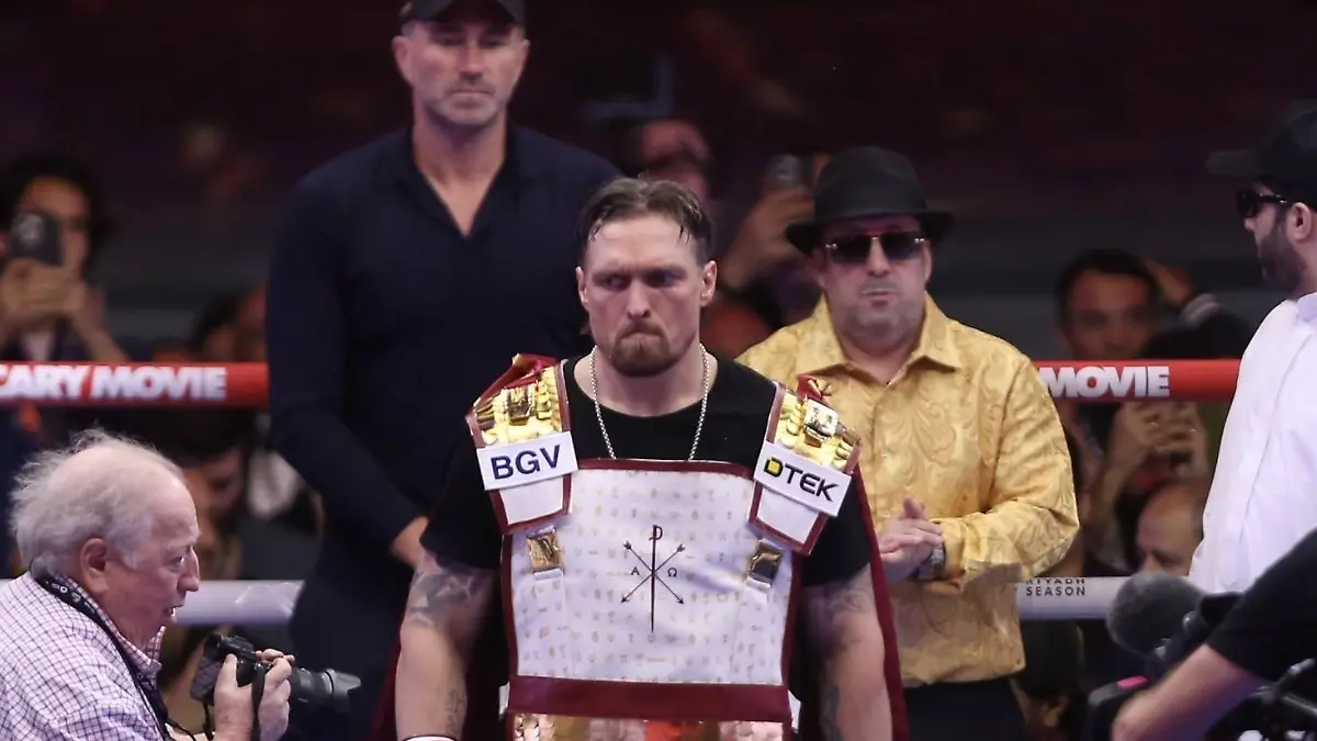 Usyk-and-Verhoeven-clash-at-Giza-Pyramids-GIZA-EGYPT-MAY-24-Professional-heavyweight-boxing-champion-Oleksandr-Usyk-white-competes-against-kickboxing-champion-Rico-Verhoeven-black-during-the-World-Boxing-Council-WBC-heavyweight-bout-held-as-part-of-the-Glory-in-Giza-event-in-the-Giza-Pyramids-area-in-Giza-Egypt-on-May-24-2026-Fareed-Kotb-Anadolu-Giza-Egypt-Editorial-use-only-Please-get-in-touch-for-any-other-usage
