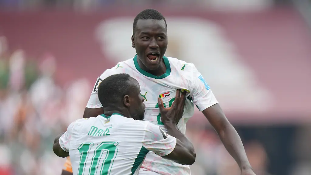 Fussball-Maenner-WM-Senegal-Irak-Vorrunde-Gruppe-I-3-Spieltag-Toronto-Stadion-Die-Senegalesen-Pape-Gueye-r-und-Sadio-Mane-10-feiern-das-dritte-Tor-ihrer-Mannschaft