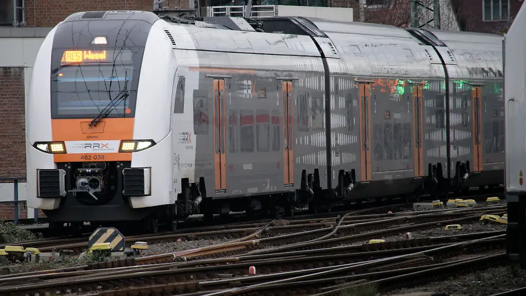 Der-Bahnbetreiber-National-Express-stellt-wegen-der-extremen-Hitze-am-Samstagnachmittag-in-NRW-voruebergehend-den-Betrieb-aller-RRX-Linien-ein