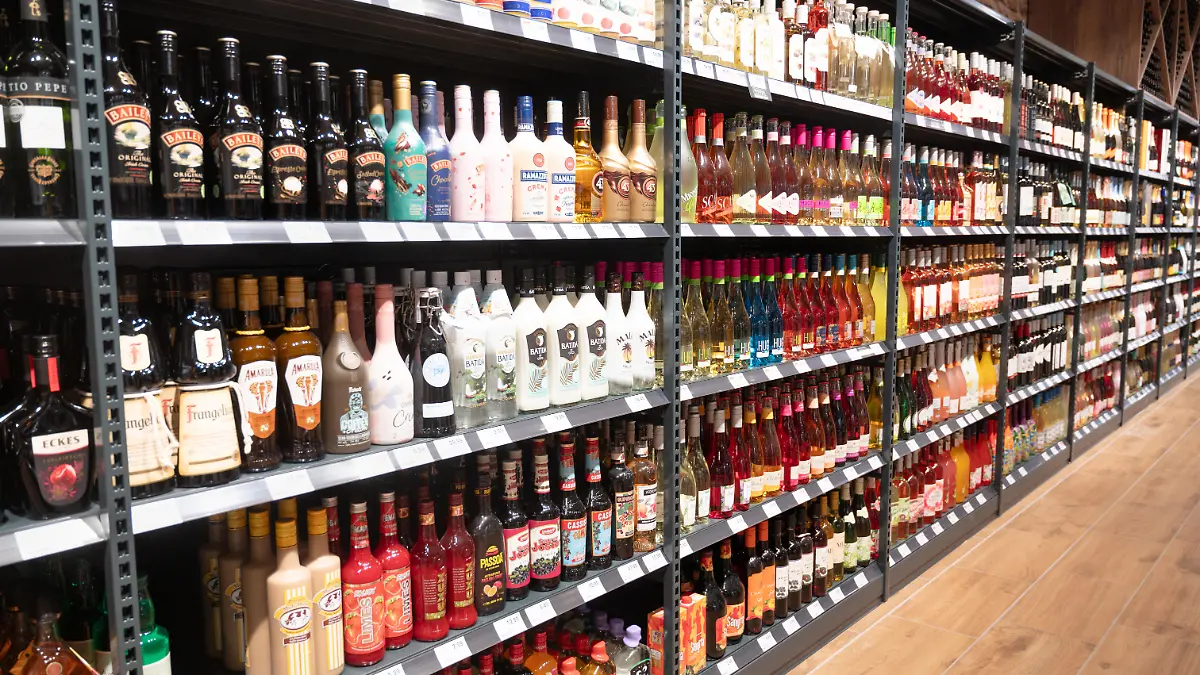 Alkoholische Getränke in einer Supermarktauslage