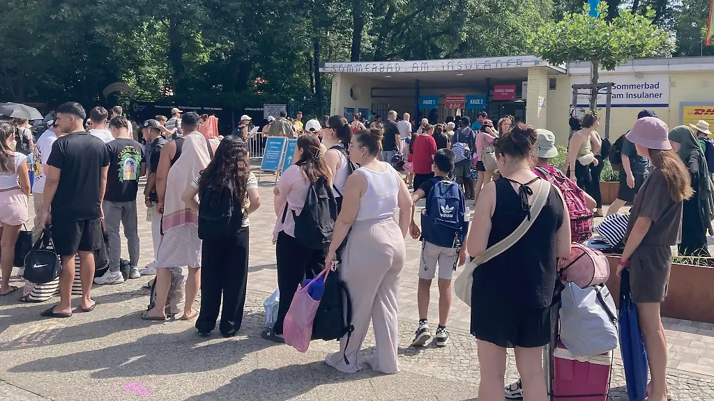 Vor-dem-Sommerbad-am-Insulaner-bildete-sich-bereits-am-Vormittag-eine-lange-Schlange