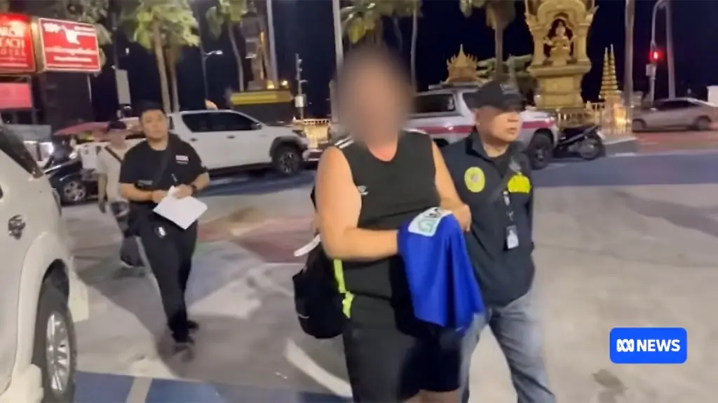 Ein-Screenshot-aus-einer-Sendung-von-ABC-News-zeigt-einen-Australier-der-am-Samstag-in-Thailand-von-der-thailaendischen-Polizei-festgenommen-und-verhoert-wurde-Zuvor-war-die-Leiche-einer-junge-Frau-in-einem-Koffer-in-Pattaya-gefunden-worden