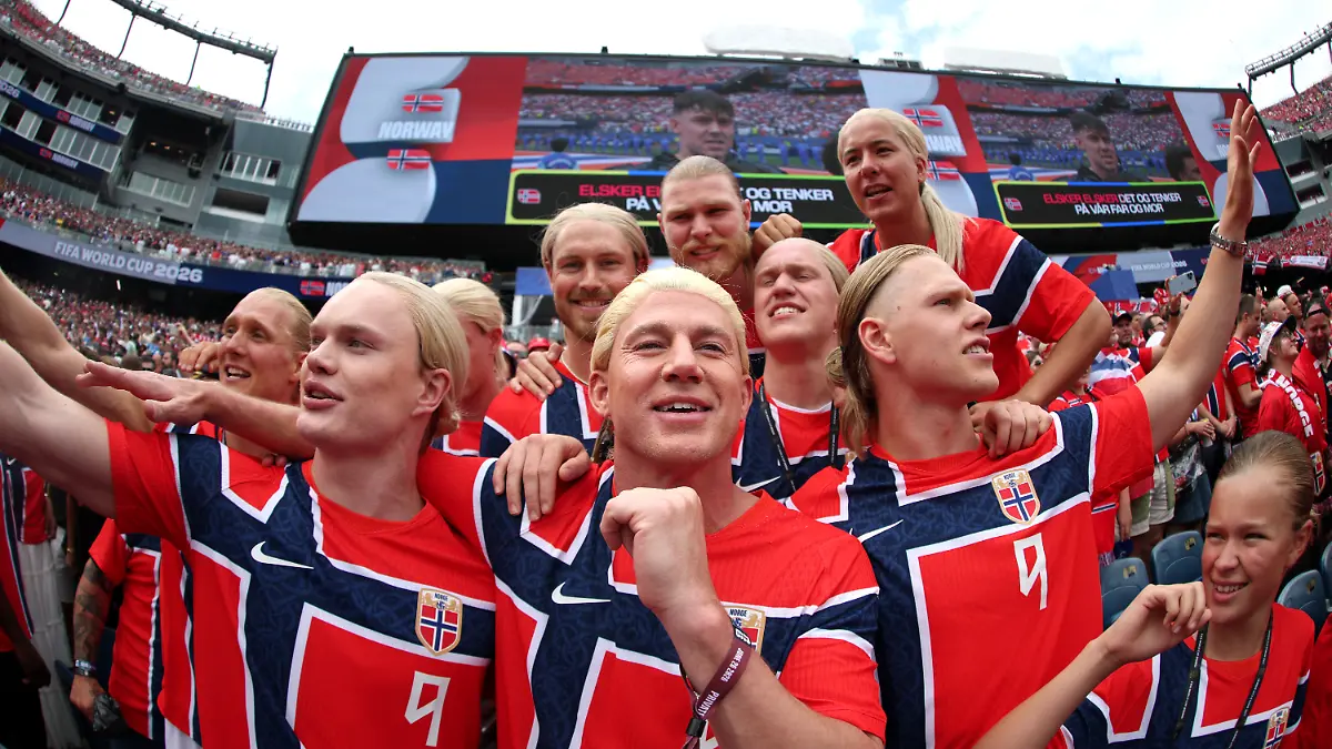 FOXBOROUGH-MASSACHUSETTS-JUNE-26-Channing-Tatum-cheers-with-Norway-fans-during-the-FIFA-World-Cup-2026-Group-I-match-between-Norway-and-France-at-Boston-Stadium-on-June-26-2026-in-Foxborough-Massachusetts