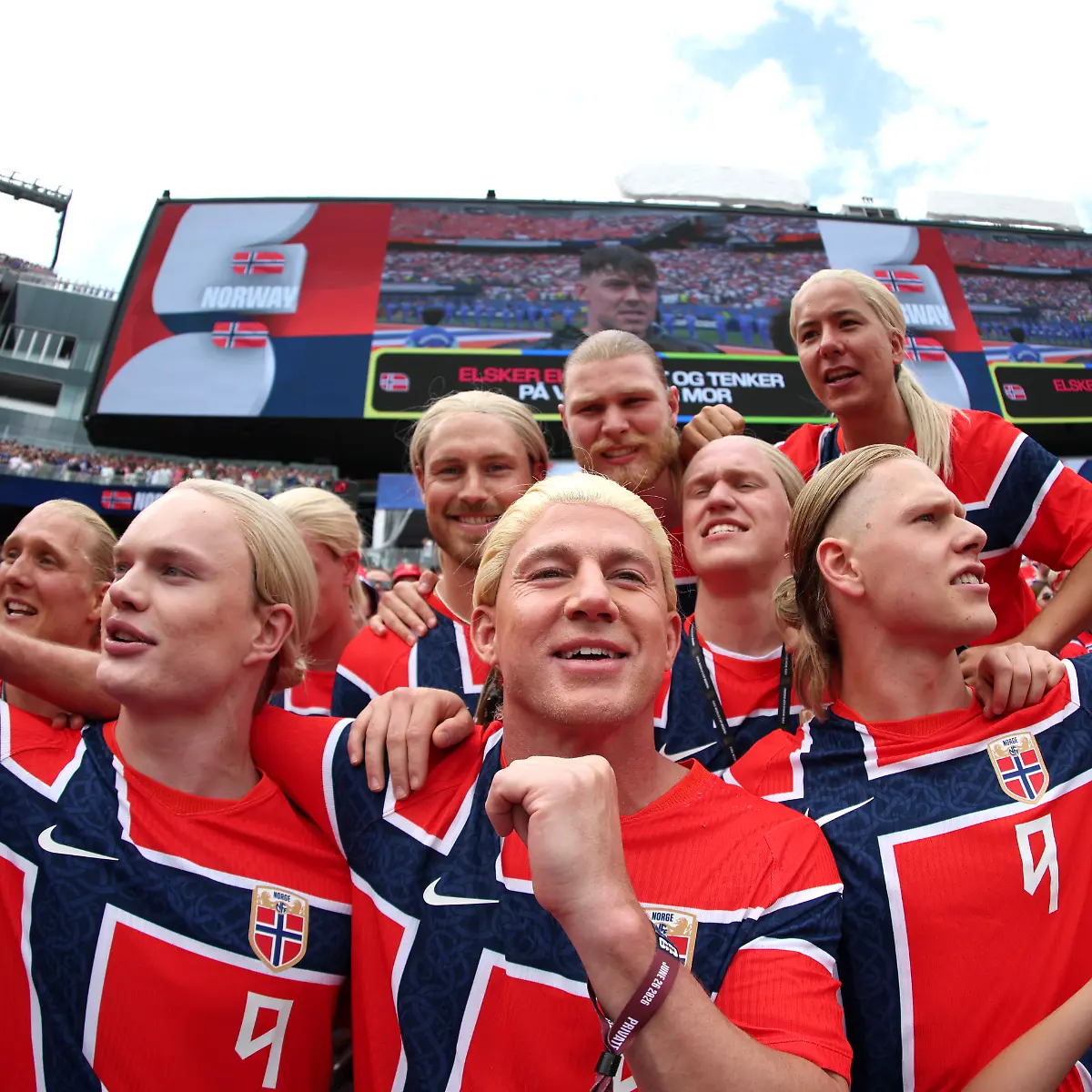 FOXBOROUGH-MASSACHUSETTS-JUNE-26-Channing-Tatum-cheers-with-Norway-fans-during-the-FIFA-World-Cup-2026-Group-I-match-between-Norway-and-France-at-Boston-Stadium-on-June-26-2026-in-Foxborough-Massachusetts