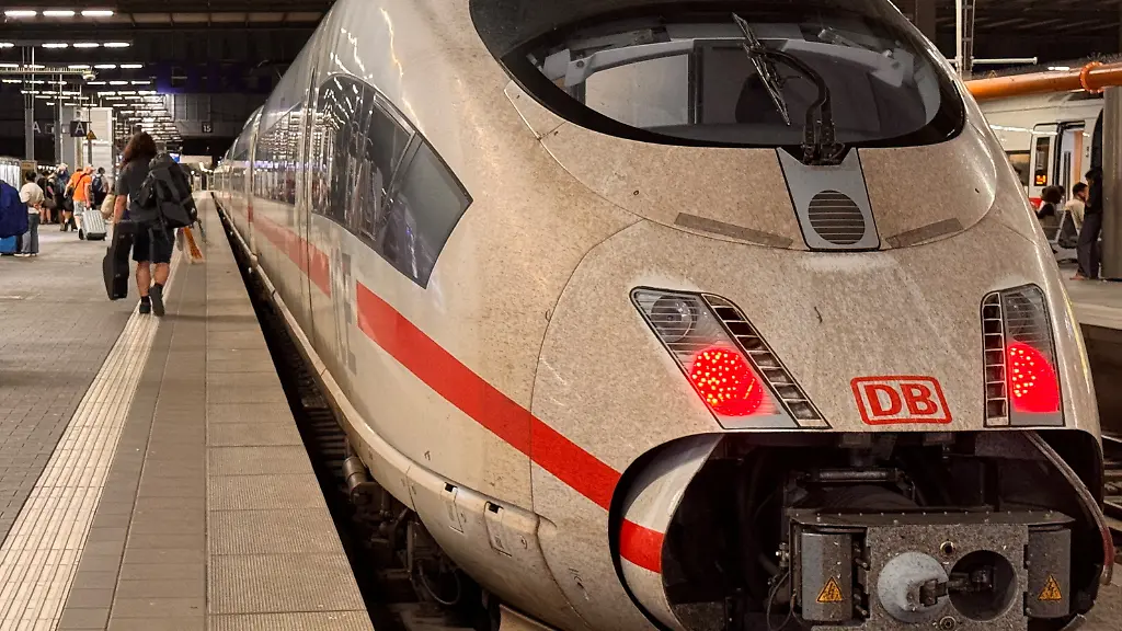 Passengers-walk-at-a-platform-of-the-main-train-station-in-Munich-Germany-June-23-2026-after-the-German-rail-operator-Deutsche-Bahn-cancelled-trains-in-Germany-following-a-nationwide-train-radio-outage