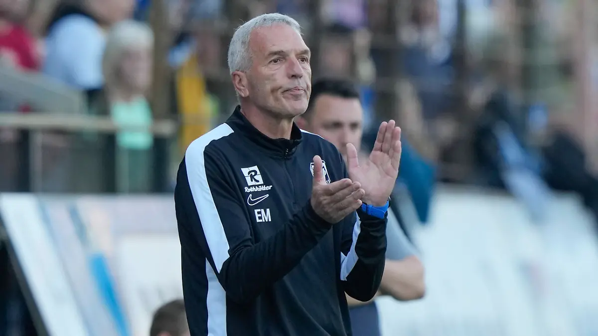 28-07-2023-Haensch-Arena-Meppen-GER-Regionalliga-Nord-SV-Meppen-SV-Drochtersen-Assel-Ernst-Middendorp-Trainer-SV-Meppen-klatscht-DFL-REGULATIONS-PROHIBIT-ANY-USE-OF-PHOTOGRAPHS-AS-IMAGE-SEQUENCES-AND-OR-QUASI-VIDEO