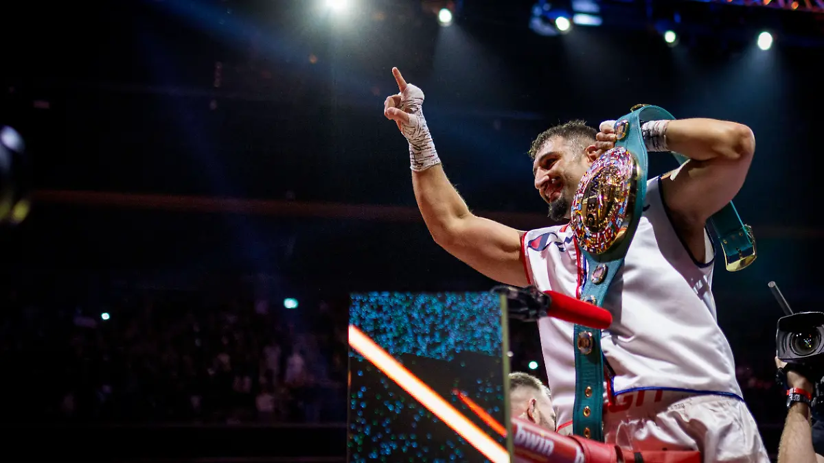 Oberhausen-Germany-10th-Jan-2026-Agit-Kabayel-Germany-vs-Damian-Knyba-Poland-Boxing-Boxen-10-01