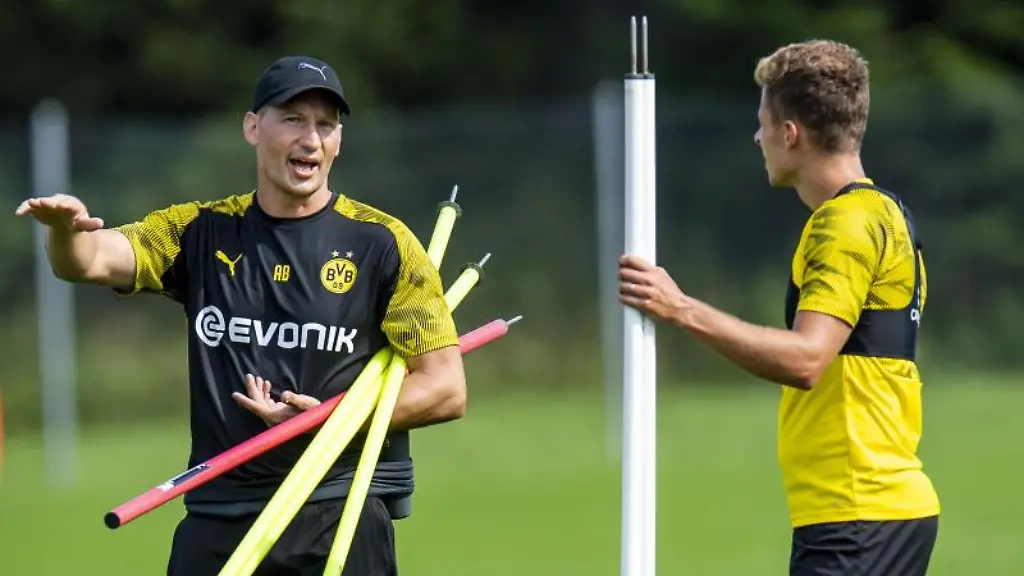 Athletiktrainer-Andreas-Beck-l-gibt-Anweisungen