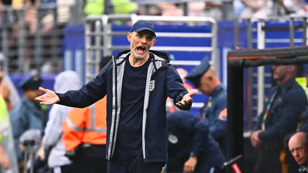 Fussball-Maenner-WM-2026-Panama-England-Vorrunde-Gruppe-L-Spieltag-3-New-York-New-Jersey-Stadion-Trainer-Thomas-Tuchel-England-gibt-Anweisungen-an-der-Seitenlinie-ACHTUNG-Gemaess-den-Auflagen-der-FIFA-duerfen-die-Bilder-ausschliesslich-zur-redaktionellen-Verwendung-genutzt-werden-Eine-kommerzielle-Nutzung-ist-ausgeschlossen-Zudem-duerfen-keine-videoaehnlichen-Sequenzen-erstellt-werden-und-es-duerfen-keine-Veraenderungen-weder-im-Vordergrund-noch-im-Hintergrund-am-Bild-vorgenommen-werden