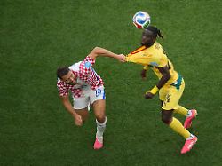 Fussball Maenner WM Vorrunde Gruppe L 3 Spieltag Kroatien Ghana Der Kroate Nikola Vlasic 13 Packt Das Trikot Des Ghanaers Gideon Mensah 14