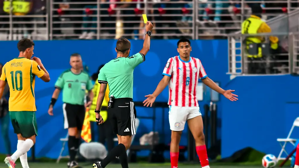 June-26-2026-Santa-Clara-California-USA-June-25-2026-Santa-Clara-California-USA-Paraguayan-midfielder-DIEGO-GOMEZ-8-receives-a-yellow-card-during-the-World-Cup-2026-Group-D-soccer-match-between-Paraguay-and-Australia