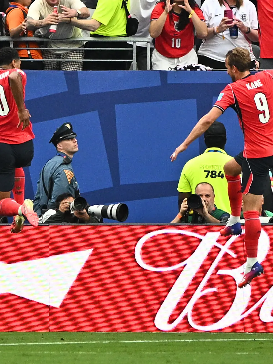 Fussball-Maenner-WM-2026-Panama-England-Vorrunde-Gruppe-L-Spieltag-3-New-York-New-Jersey-Stadion-Harry-Kane-England-r-bejubelt-sein-Tor-zum-0-2-mit-Jude-Bellingham-England-ACHTUNG-Gemaess-den-Auflagen-der-FIFA-duerfen-die-Bilder-ausschliesslich-zur-redaktionellen-Verwendung-genutzt-werden-Eine-kommerzielle-Nutzung-ist-ausgeschlossen-Zudem-duerfen-keine-videoaehnlichen-Sequenzen-erstellt-werden-und-es-duerfen-keine-Veraenderungen-weder-im-Vordergrund-noch-im-Hintergrund-am-Bild-vorgenommen-werden