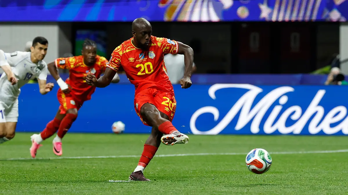Fussball-Maenner-WM-Vorrunde-Gruppe-K-3-Spieltag-DR-Kongo-Usbekistan-Yoane-Wissa-20-aus-der-DR-Kongo-schiesst-einen-Elfmeter