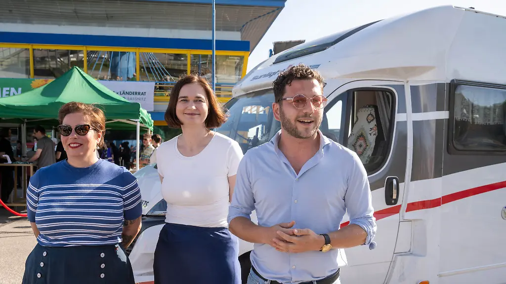 Susan-Sziborra-Seidlitz-Spitzenkandidatin-Buendnis-90-Die-Gruenen-l-r-fuer-die-Landtagswahl-2026-in-Sachsen-Anhalt-Claudia-Mueller-Spitzenkandidatin-von-Buendnis90-Gruene-fuer-die-Landtagswahlen-in-Mecklenburg-Vorpommern-und-Felix-Banaszak-Bundesvorsitzender-von-Buendnis-90-Die-Gruenen-stehen-im-Hafen-von-Sassnitz-auf-der-Insel-Ruegen