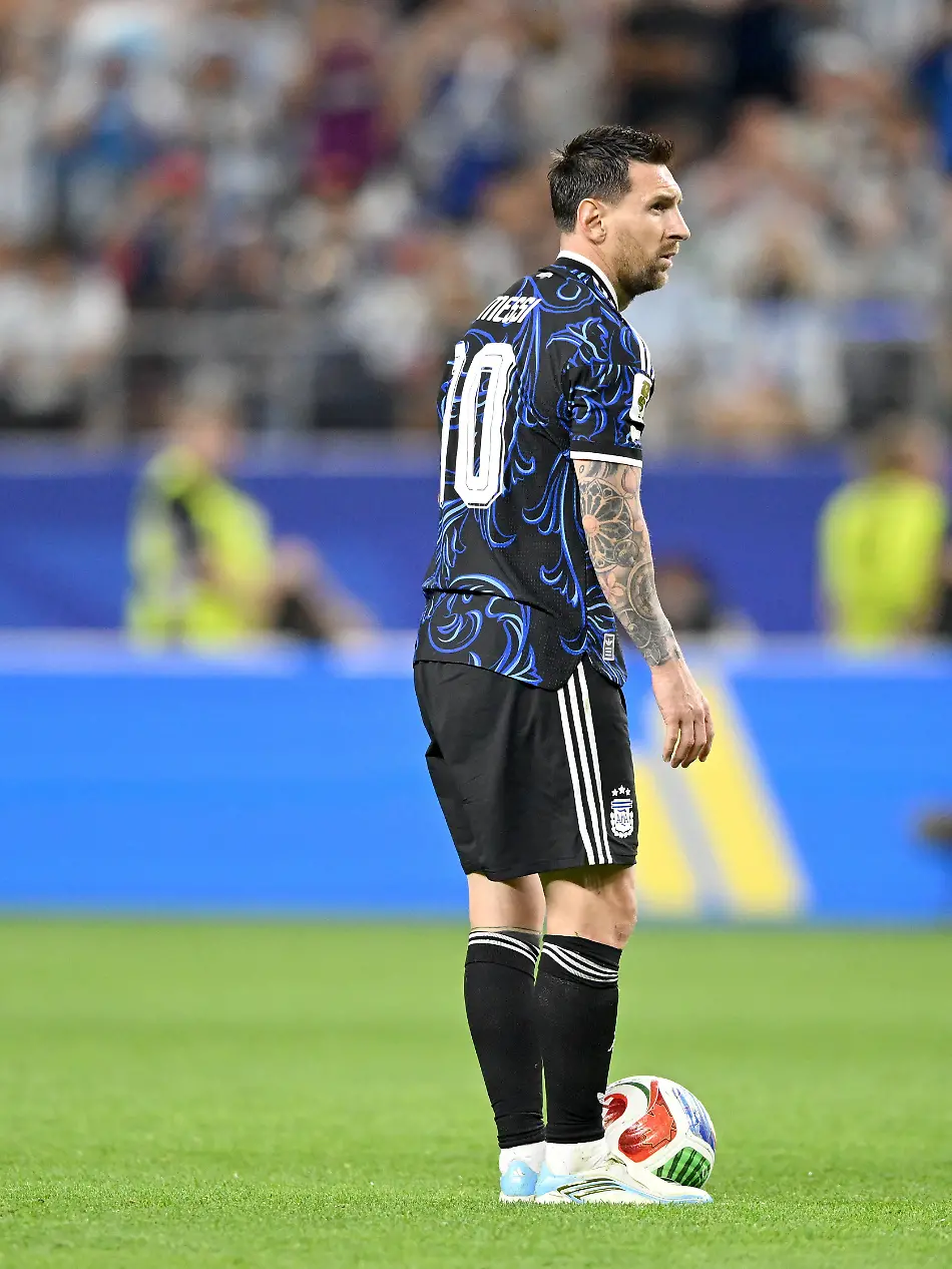 FIFA-World-Cup-WM-Weltmeisterschaft-Fussball-2026-Group-J-Jordan-vs-Argentina-Lionel-Messi-of-Argentina-prepares-to-take-a-free-kick-and-scores-during-the-FIFA-World-Cup-2026-group-stage-match-Jordan-against-Argentina-in-Dallas-USA-27-June-2026