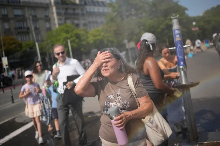 Touristen-erfrischen-sich-an-einem-oeffentlichen-Trinkbrunnen-in-Paris