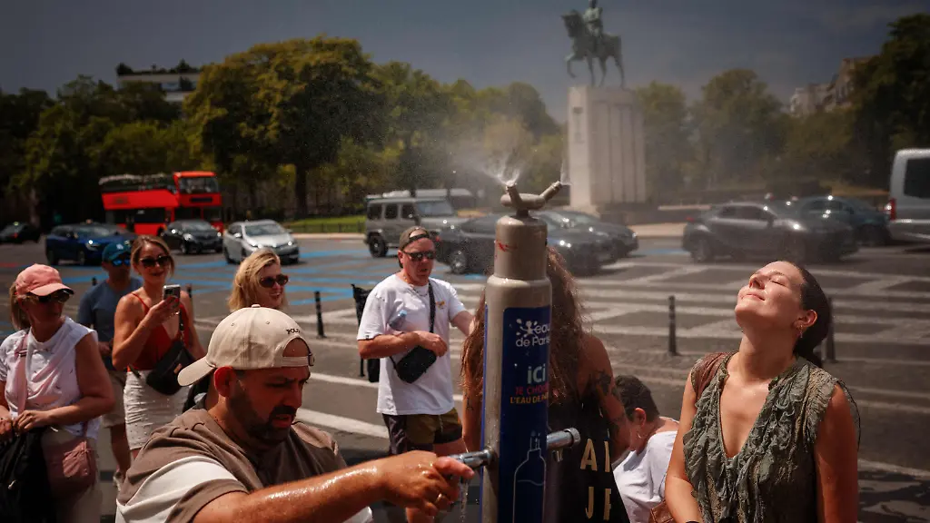 Waehrend-einer-Hitzewelle-in-Paris-suchen-Menschen-an-einem-Nebelbrunnen-auf-der-Place-du-Trocadero-Abkuehlung