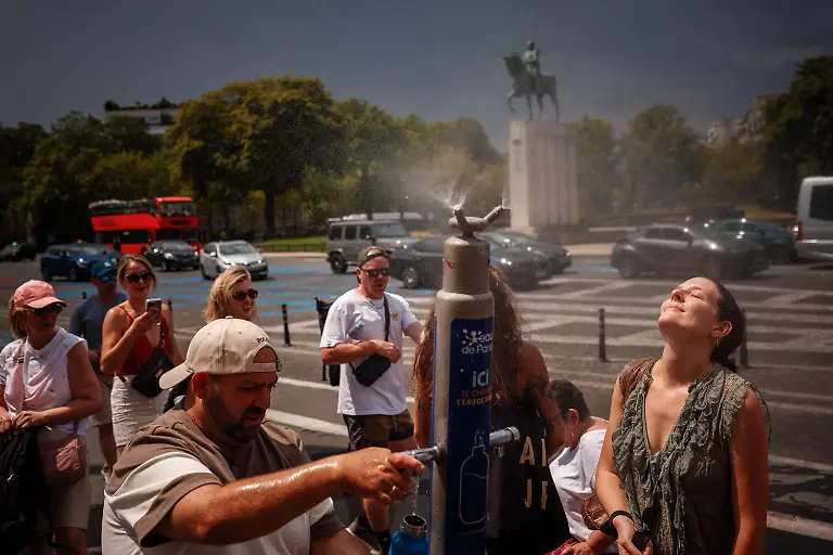 Waehrend-einer-Hitzewelle-in-Paris-suchen-Menschen-an-einem-Nebelbrunnen-auf-der-Place-du-Trocadero-Abkuehlung