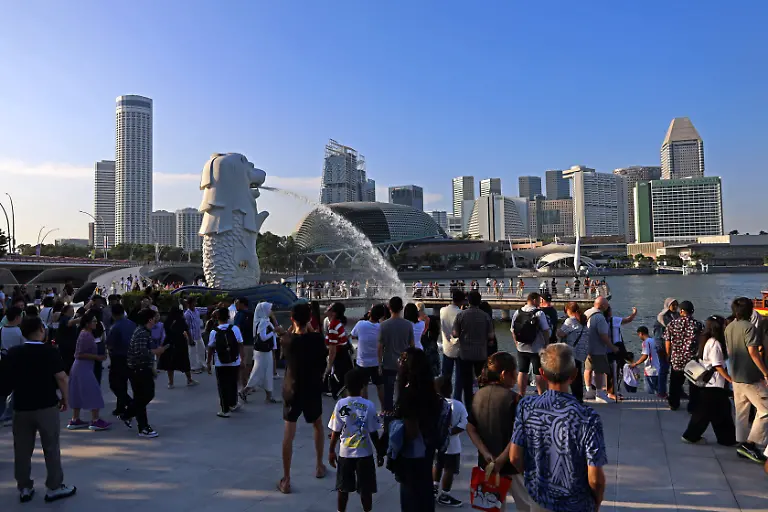May-28-2026-Singapore-Singapore-Singapore-A-number-of-tourists-visit-the-site-of-the-lion-headed-fish-statue-Merlion-at-Merlion-Park-Singapore-on-Thursday-May-28-2026-The-Singapore-Tourism-Board-STB-estimates-tourism-receipts-in-2026-will-reach-S2-5-billion-or-have-declined-slightly-from-its-2025-projection-of-S2-8-billion-due-to-global-conflicts