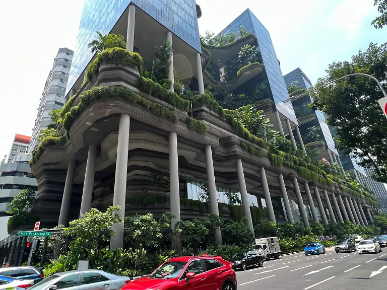 Das-Hotel-Parkroyal-on-Pickering-ist-ein-Vorzeigeprojekt-fuer-vertikale-Begruenung-An-vielen-Gebaeuden-in-Singapur-finden-sich-haengende-Pflanzenwaende
