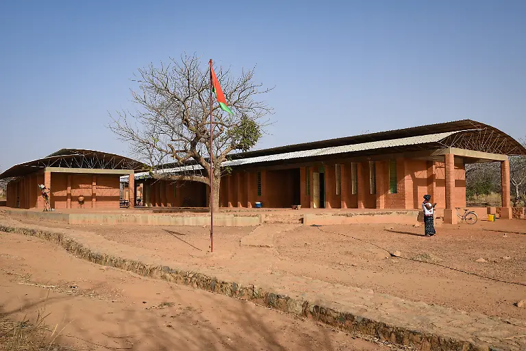 Nicolas-Remene-Le-Pictorium-MAXPPP-Nicolas-Remene-Le-Pictorium-26-2-2021-Burkina-Fasso-Centre-Est-Gando-Tenkodogo-Visite-de-l-ecole-primaire-de-Gando-dans-la-commune-urbaine-de-Tenkodogo-projet-de-l-architecte-burkinabe-Diebedo-Francis-Kere-le-26-fevrier-2021-26-2-2021-Burkina-Faso-Central-East-Gando-Tenkodogo-Visit-to-the-elementary-school-of-Gando-in-the-urban-commune-of-Tenkodogo-a-project-of-the-Burkinabe-architect-Diebedo-Francis-Kere-on-February-26-2021