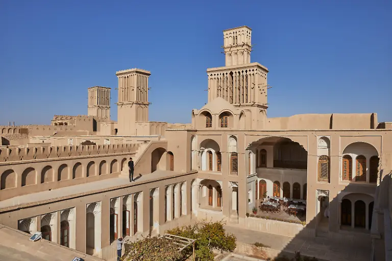 Das-Agazadeh-Haus-mit-seinen-markanten-Windtu-rmen-in-der-Stadt-Abarkuh-im-Iran-aufgenommen-am-18-11-2017