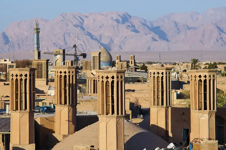 Strassenszene-in-der-Wuestenstadt-Yazd-im-Iran-aufgenommen-am-16-11-2017-Yazd-ist-eine-der-aeltesten-Staedte-Irans-mit-einer-Bevoelkerung-von-rund-650-00-Menschen-Die-Altstadt-wurde-2017-zum-UNESCO-Weltkulturerbe-erklaert