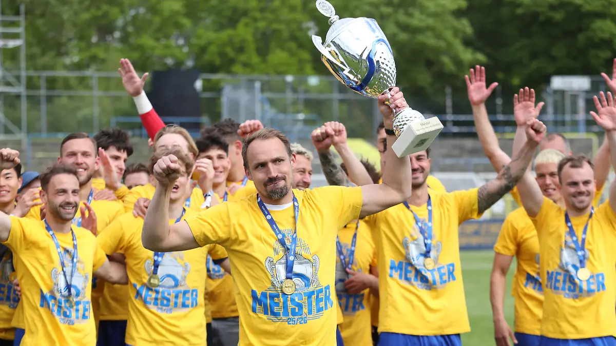 Toni-Wachsmuth-Geschaeftsfuehrer-Sport-Lok-Leipzig-mit-dem-Meister-Pokal-Fussball-Regionalliga-regional-league-Nordost-Saison-2025-2026-34-Spieltag-1-FC-Lok-Leipzig-vs-1-FC-Magdeburg-II-am-16-05-2026-im-Bruno-Plache-Stadion-Leipzig